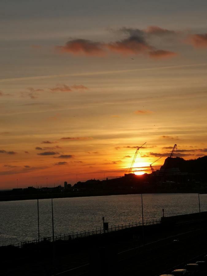 Whole Flat Next To Dover Port With Parking Екстериор снимка